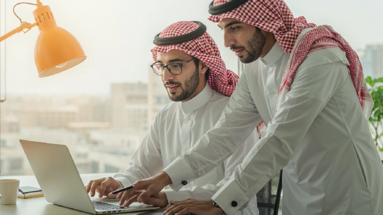 نقاش مهني بين شابين سعوديين يعكس روح التعاون والتخطيط ضمن فرق العمل المتخصصة في خدمة TaaS من ProCrew